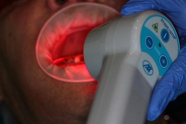 Какие стоматологические болезни лечит лазер